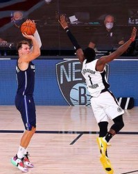  东契奇超神三分绝杀独行侠险胜马刺迎关键战