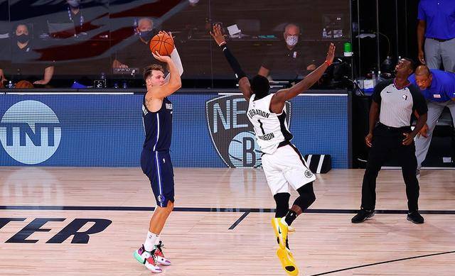  东契奇超神三分绝杀独行侠险胜马刺迎关键战